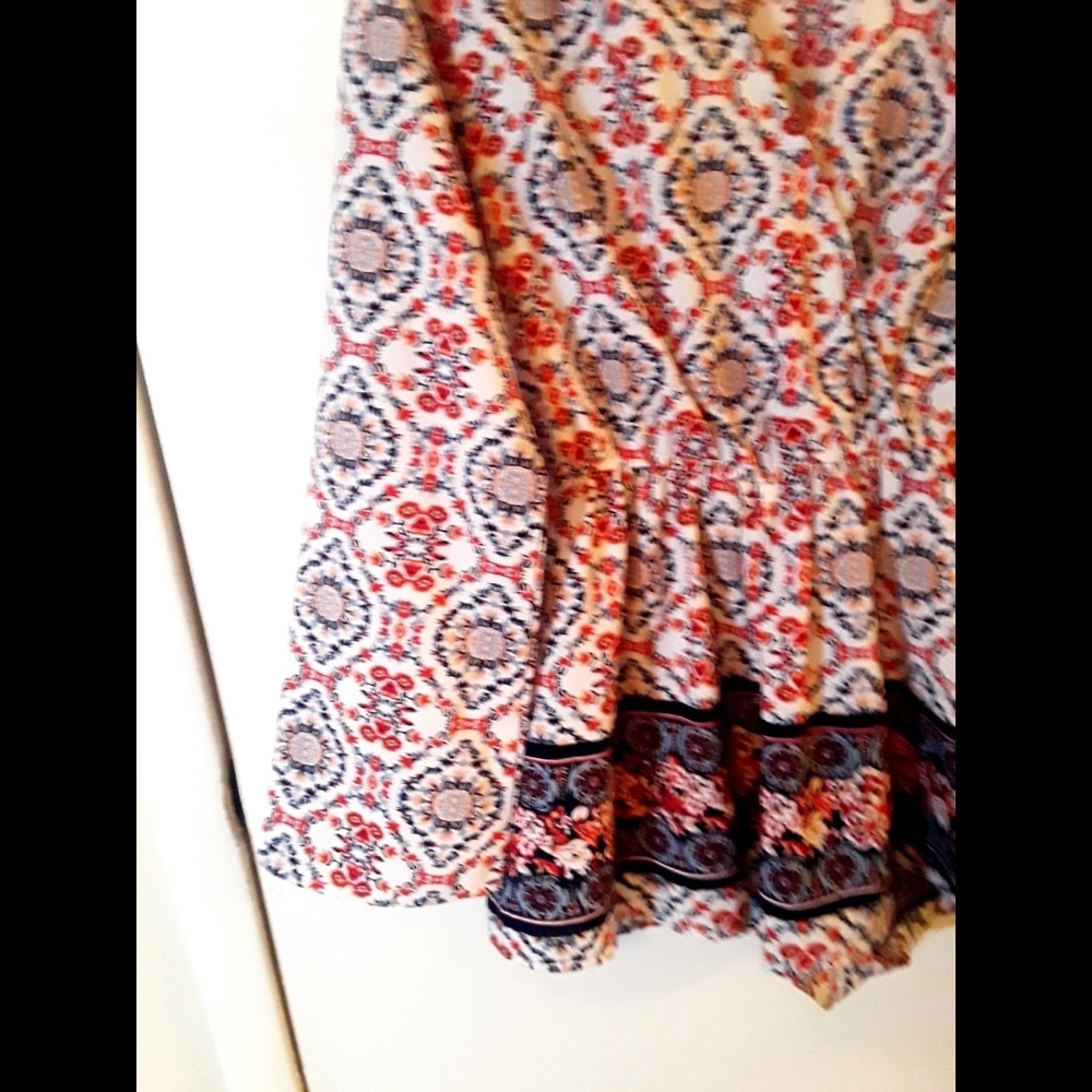 Beautiful spring romper with elegant patterns - Picture 4 of 4